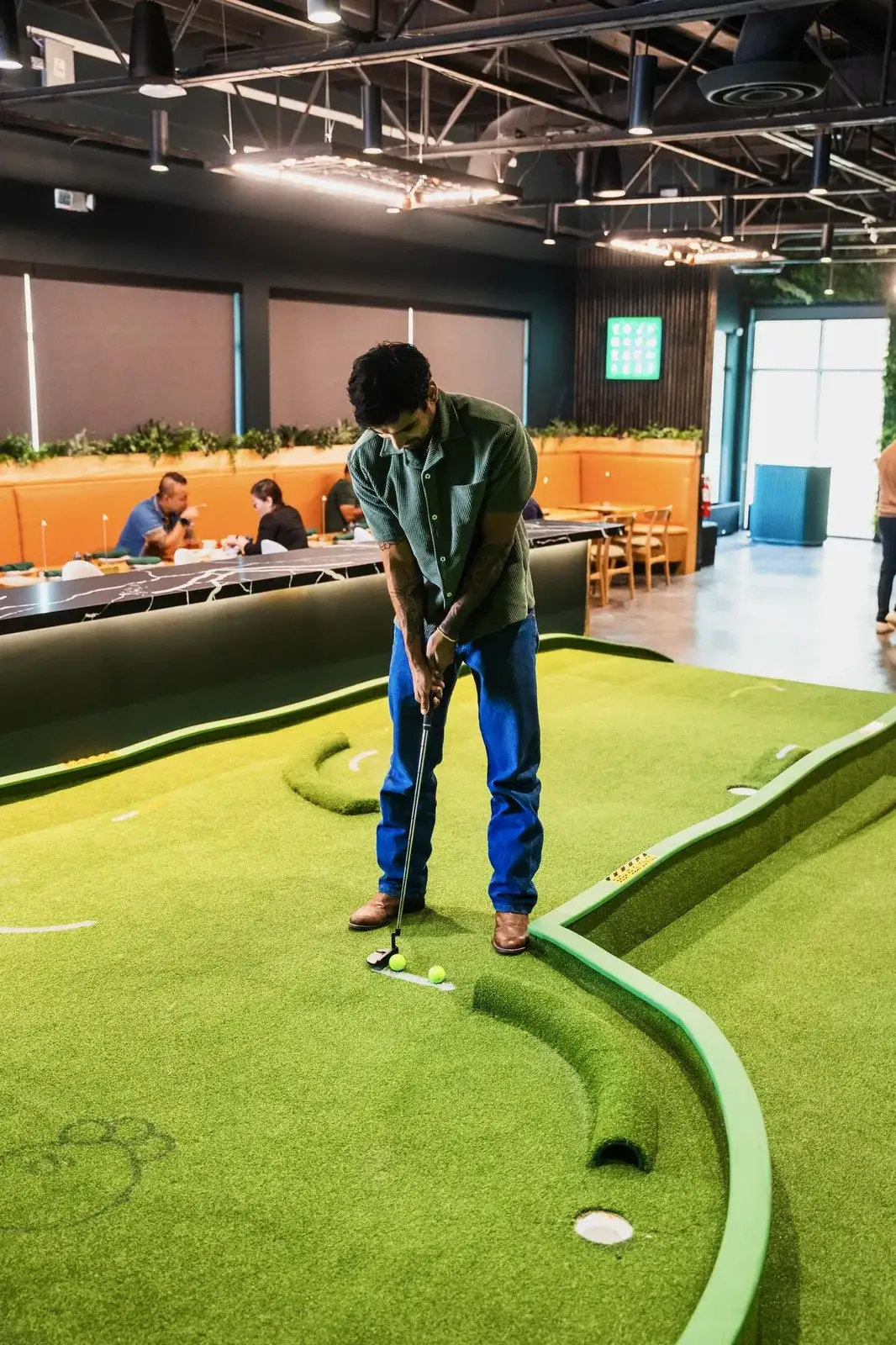 Guests putting on the indoor course between the dining tables